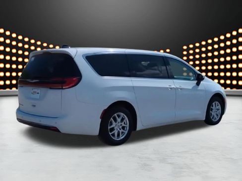Used 2023 Chrysler Pacifica Touring-L FWD image 8