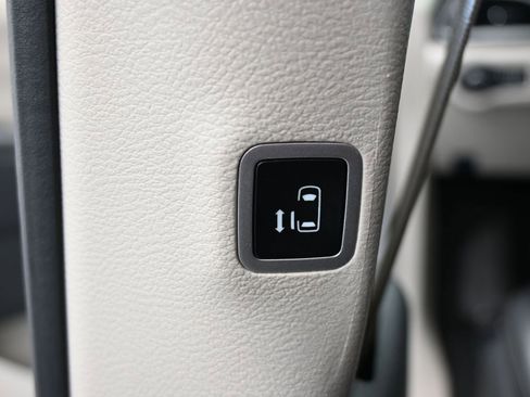 Used 2023 Chrysler Pacifica Touring-L image 35