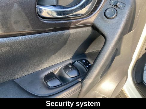 Used 2018 Nissan Rogue SV image 14