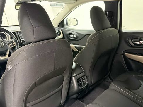 Used 2017 Jeep Cherokee Latitude AWD/4WD image 25