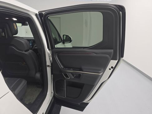 Used 2022 Rivian R1T Adventure image 17