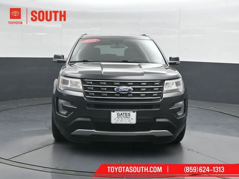 Used 2017 Ford Explorer XLT w/ Equipment Group 202A FWD image 5
