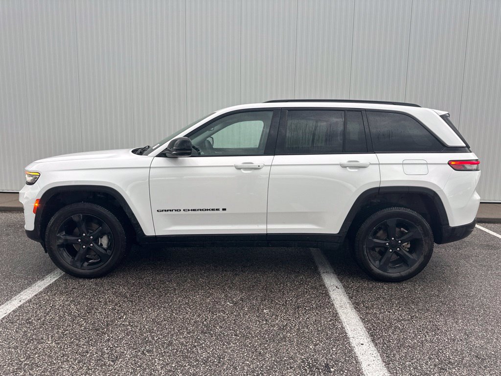 Used 2023 Jeep Grand Cherokee Limited w/ Black Appearance Package AWD/4WD image 3