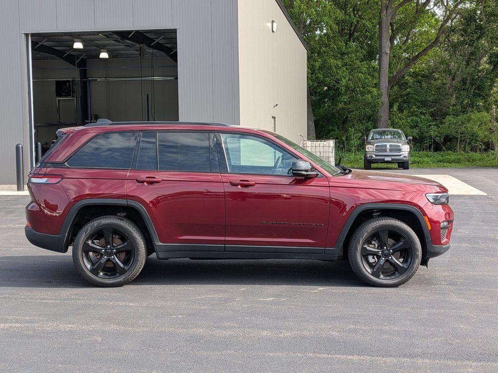 Used 2024 Jeep Grand Cherokee Limited w/ Black Appearance Package AWD/4WD image 8