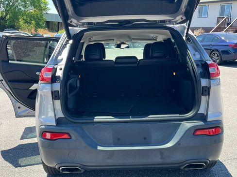 Used 2018 Jeep Cherokee Latitude Plus w/ Comfort/Convenience Group FWD image 14