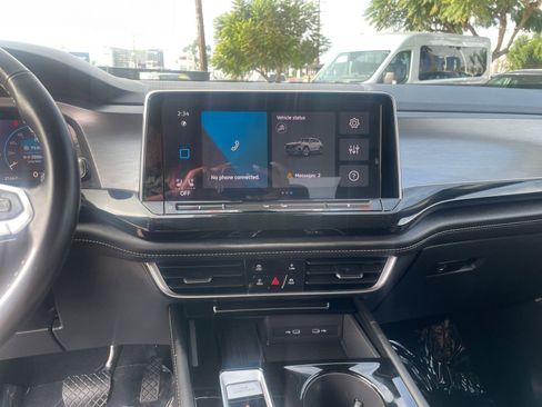 Used 2025 Volkswagen Atlas Cross Sport SE image 18