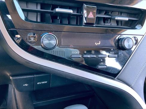 Used 2024 Toyota Camry SE image 32