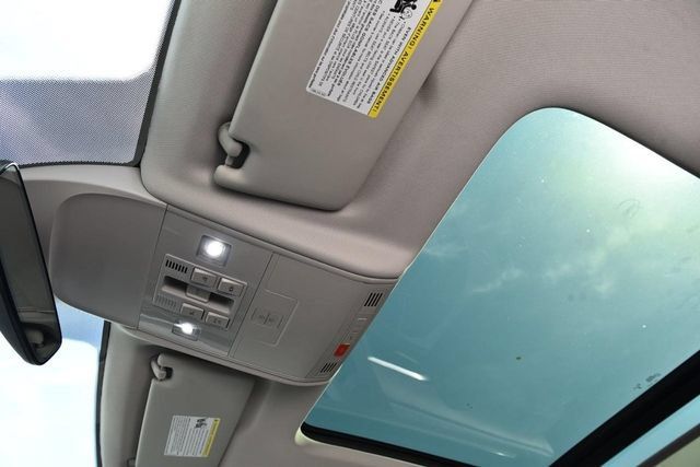 Used 2025 Volkswagen Taos SE w/ Panoramic Sunroof Package FWD image 20