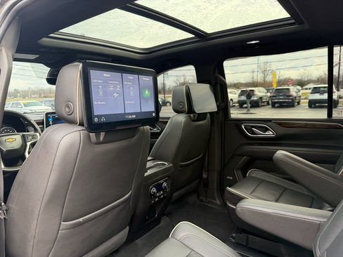Used 2021 Chevrolet Suburban Premier w/ Premium Package image 18