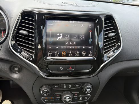 Used 2019 Jeep Cherokee Limited w/ Luxury Group AWD/4WD image 18