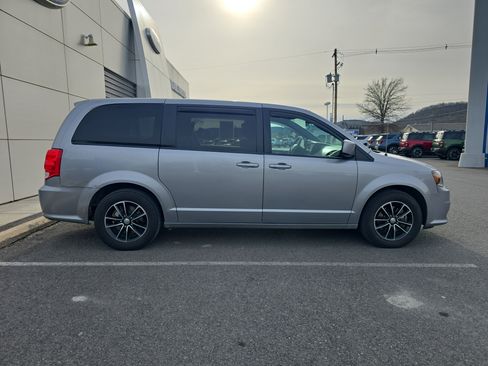 Used 2019 Dodge Grand Caravan SE image 2