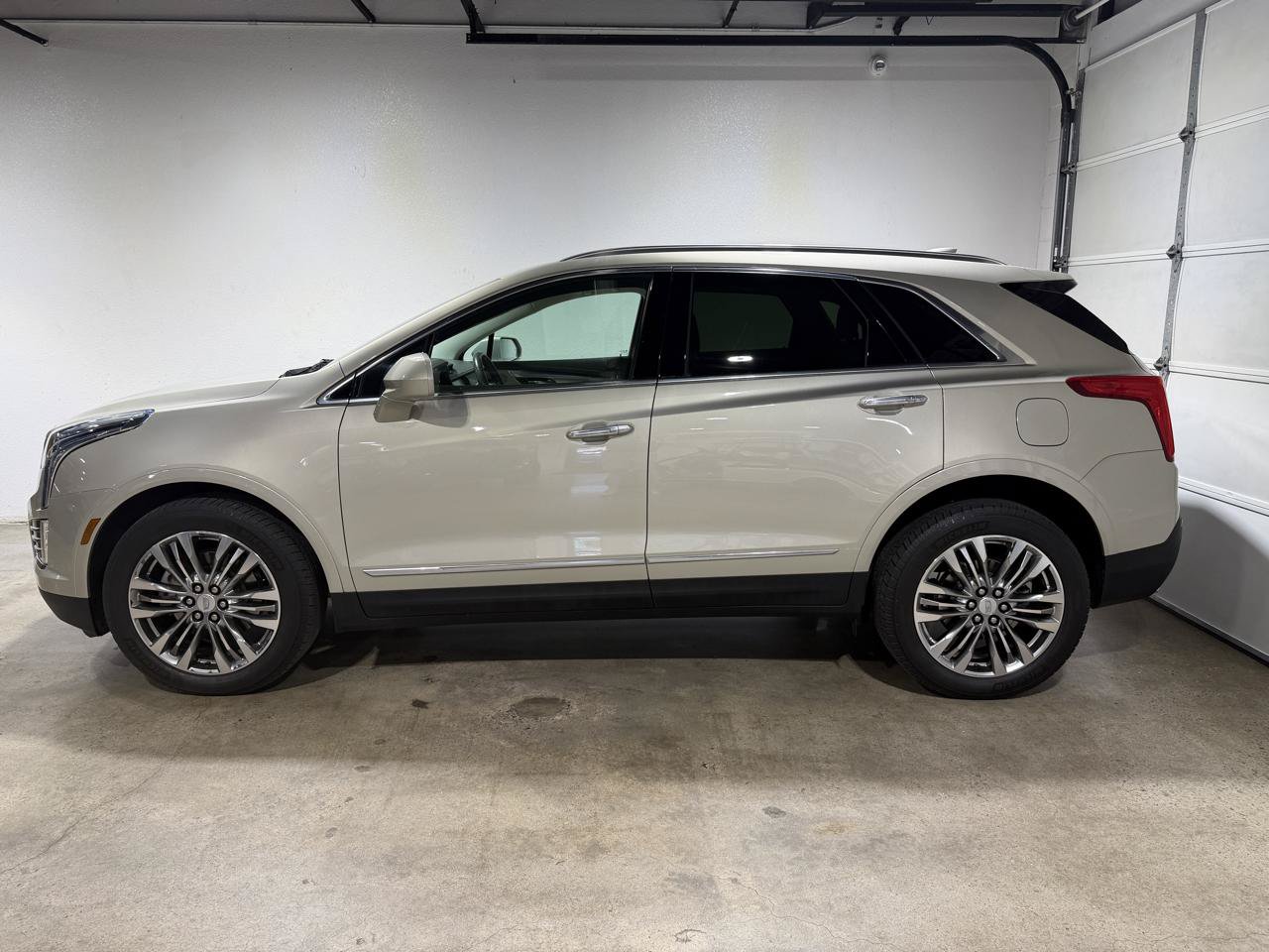 Used 2017 Cadillac XT5 Premium Luxury AWD/4WD image 2