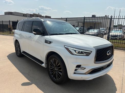 Used 2024 INFINITI QX80 Sensory AWD/4WD image 3