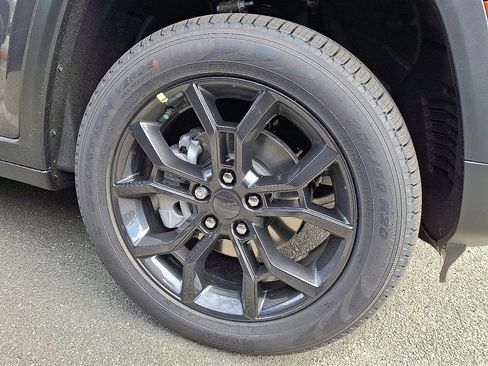 New 2025 Jeep Grand Cherokee Limited image 4