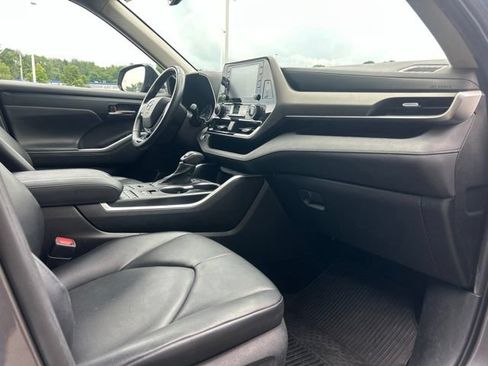 Used 2021 Toyota Highlander XLE AWD/4WD image 28