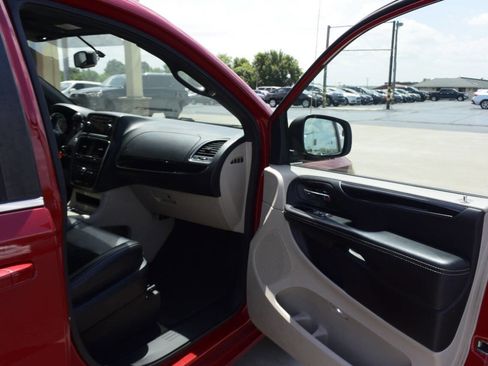 Used 2015 Dodge Grand Caravan SXT image 52