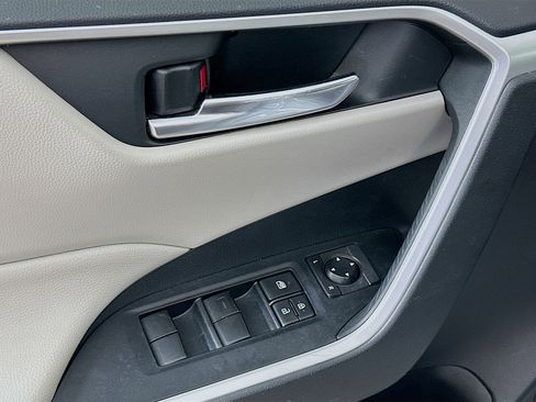 Used 2020 Toyota RAV4 XLE w/ Carpet Mat Package image 15