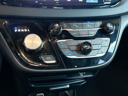 Used 2026 Chrysler Pacifica Select image 17