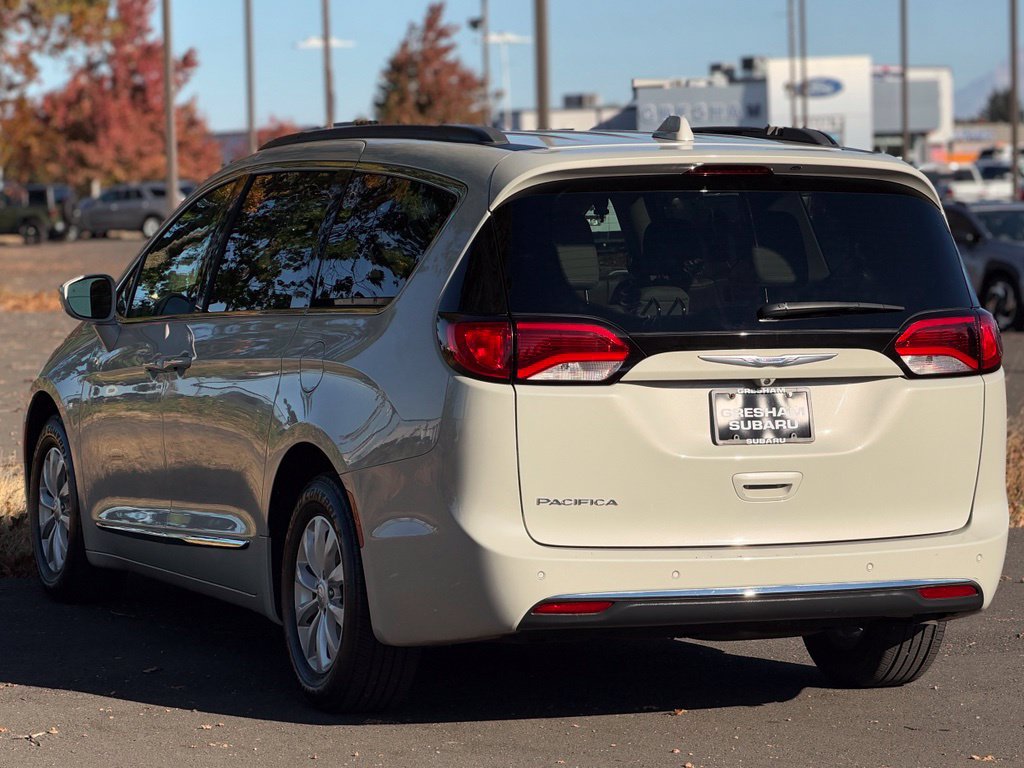Used 2017 Chrysler Pacifica Touring-L FWD image 5