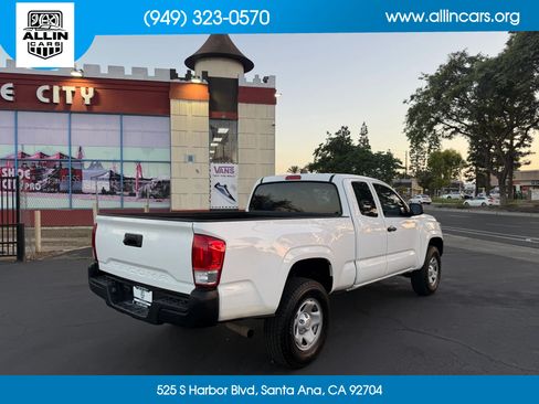 Used 2017 Toyota Tacoma SR RWD image 4