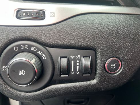 Used 2014 Jeep Cherokee Latitude w/ Comfort/Convenience Group AWD/4WD image 13