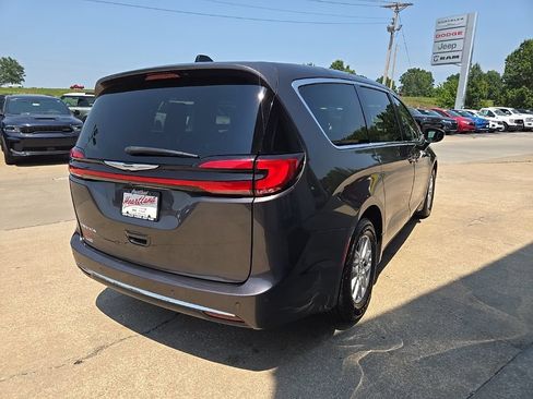 Used 2023 Chrysler Pacifica Touring-L FWD image 9
