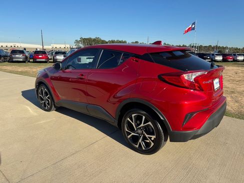 Used 2022 Toyota C-HR XLE image 6