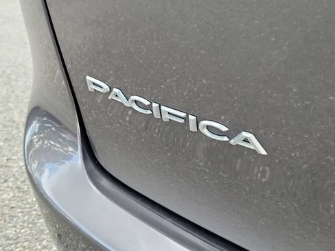 Used 2023 Chrysler Pacifica Touring-L FWD image 7