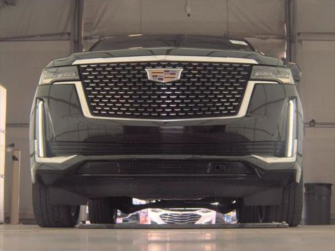 Used 2022 Cadillac Escalade Premium Luxury image 4