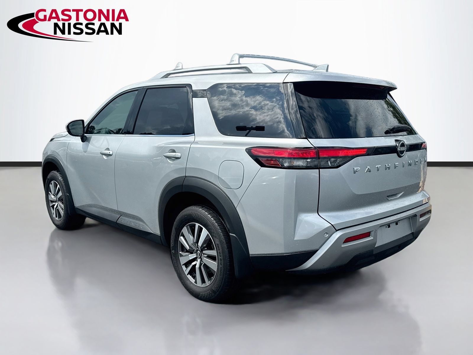 Used 2025 Nissan Pathfinder SL FWD image 6