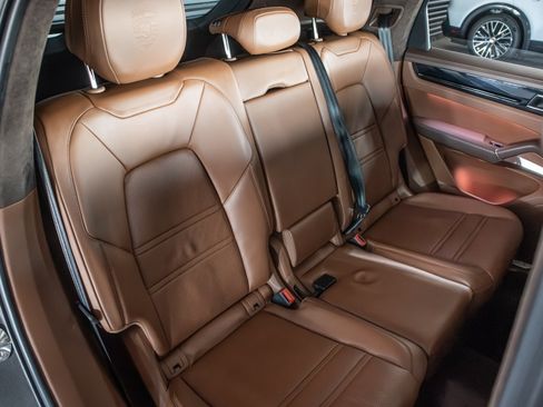 Certified 2023 Porsche Cayenne Turbo AWD/4WD image 11