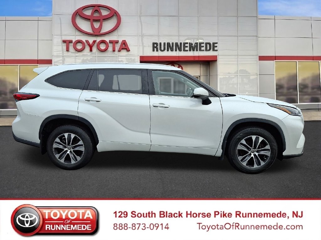 Used 2023 Toyota Highlander XLE AWD/4WD image 7