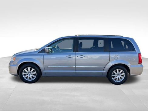 Used 2015 Chrysler Town & Country Touring image 2