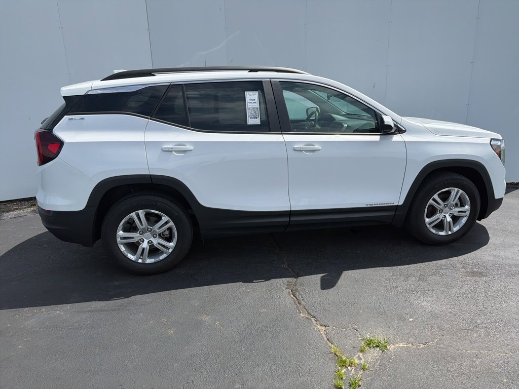 Used 2024 GMC Terrain SLE w/ Driver Convenience Package FWD image 3