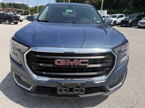 Used 2024 GMC Terrain SLE FWD image 2