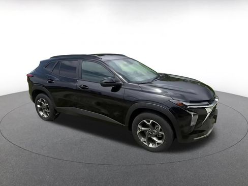 Used 2025 Chevrolet Trax LT w/ LT Convenience Package FWD image 2