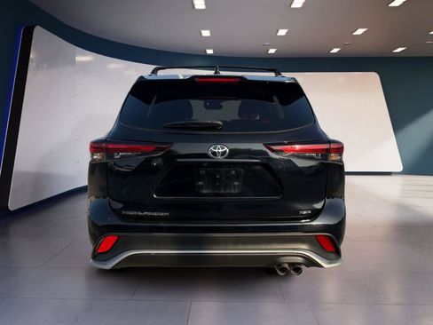 Used 2024 Toyota Highlander XSE FWD image 4