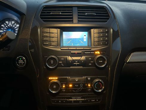 Used 2018 Ford Explorer XLT FWD image 16