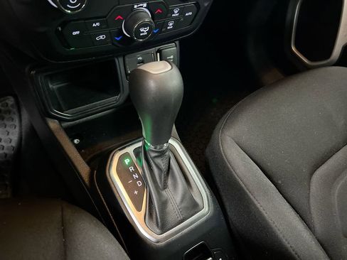 Used 2019 Jeep Renegade Latitude w/ Cold Weather Group FWD image 17