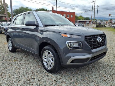 New 2025 Hyundai Venue SE image 2