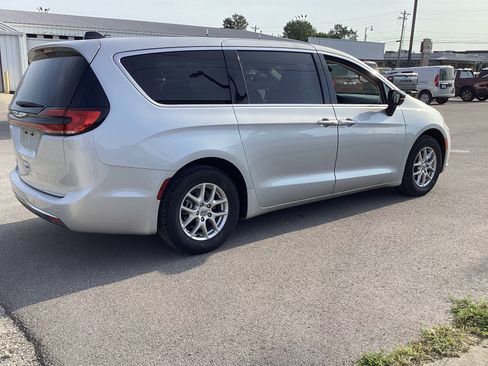 Used 2024 Chrysler Pacifica Touring-L FWD image 4