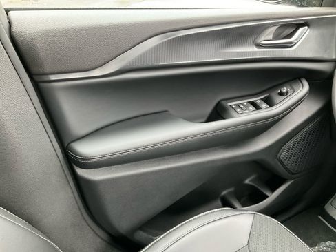 New 2025 Jeep Grand Cherokee Altitude image 17