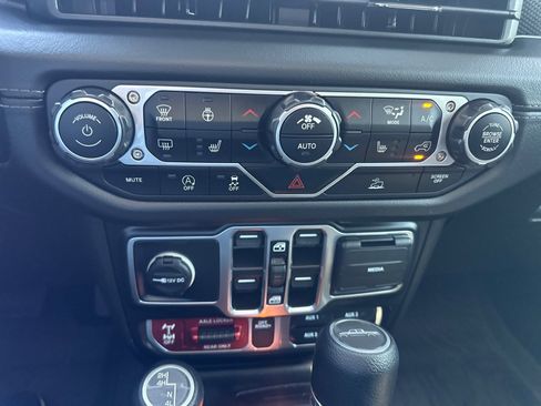 Used 2025 Jeep Gladiator Mojave w/ Convenience Group image 27