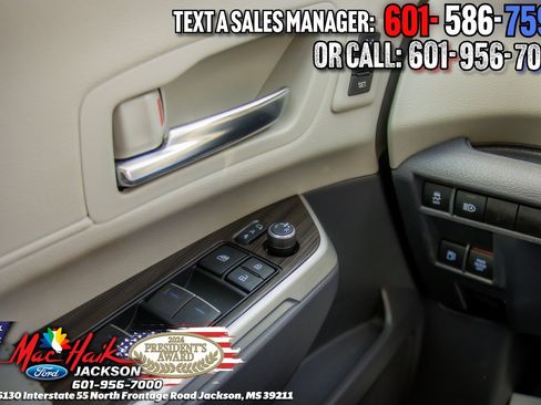 Used 2022 Toyota Sienna Limited image 13