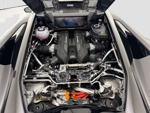Used 2026 Lamborghini Revuelto image 32
