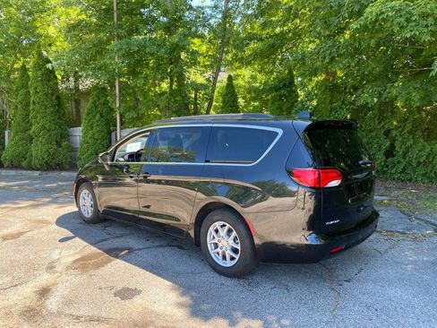 Used 2020 Chrysler Voyager Lxi FWD image 3