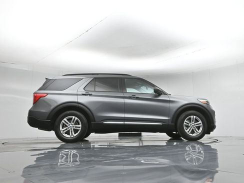 Used 2023 Ford Explorer XLT image 8