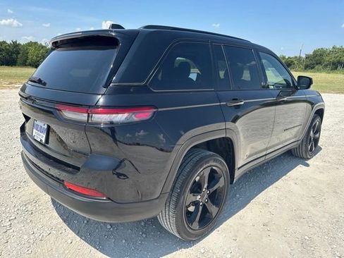 Used 2023 Jeep Grand Cherokee Altitude AWD/4WD image 6