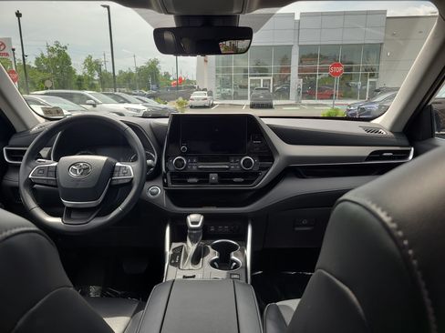 Used 2023 Toyota Highlander XLE AWD/4WD image 18