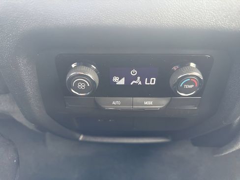 Used 2025 Chevrolet Traverse LT FWD image 12